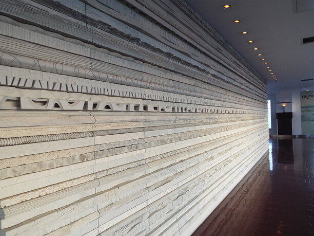 西側の壁面は、テラコッタに水平に刻まれた、木片や石、植物、わらなどが混ぜられたテクスチャーのおもしろさ