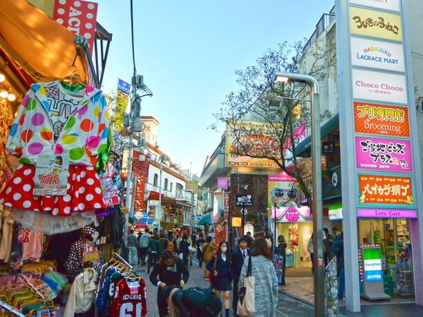 JR原宿駅竹下口を降りると、すぐ目の前にある竹下通り